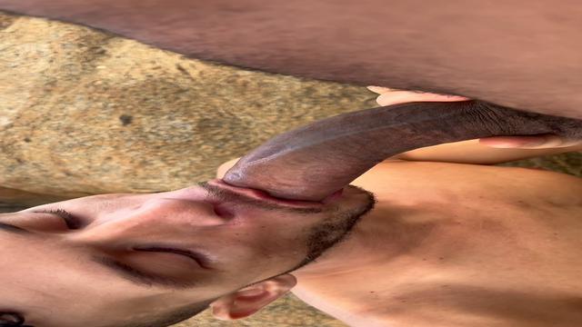 Mamando o negão pirocudo no praia 