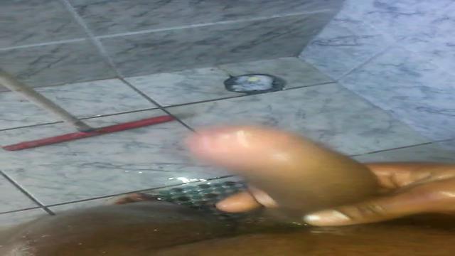 Punheta no banho