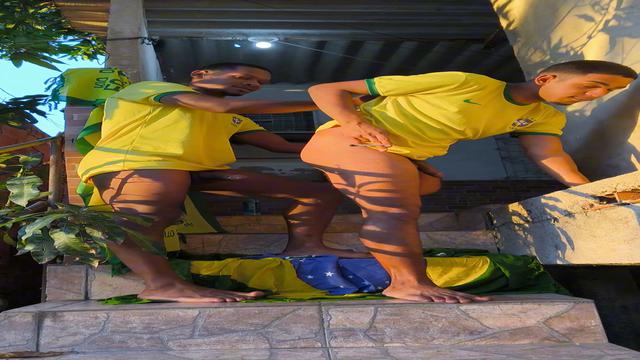 Copa do mundo e tá ai o brigaderão e o nosso PCD Saci carioca já estão no ritmo está daqui fumando o seu balão, trocando uma ideia Mas a putaria não pode parar quero ver o  Saci da de 3 pro Brigadeirão.