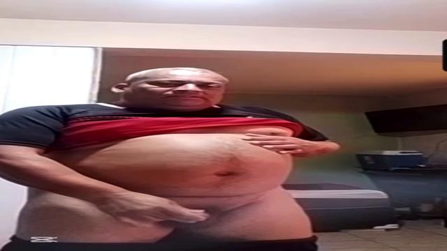 Coroa gordinho negão gozando d mijando inédito 