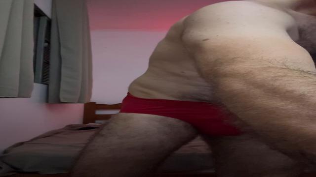 Exibindo o pauzão usando cueca vermelha 