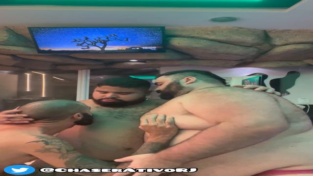 Esquentando o clima com esses dois gostosos que me f...