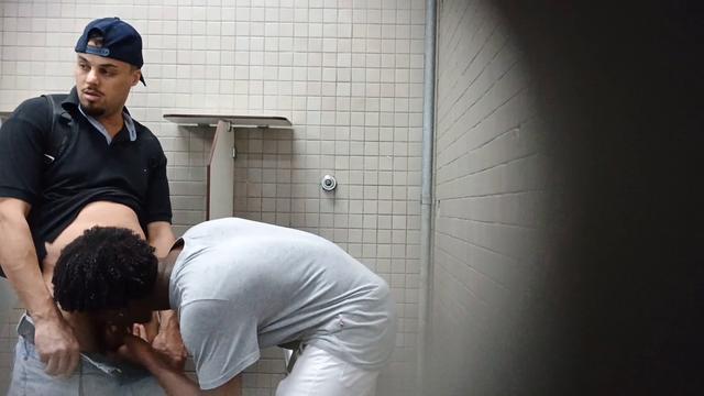 Flagra de dois putos no mic se mamando
