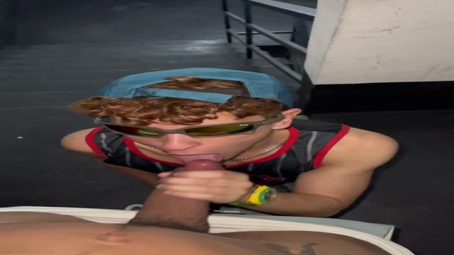 Dando nas escadas de emergência do shopping 