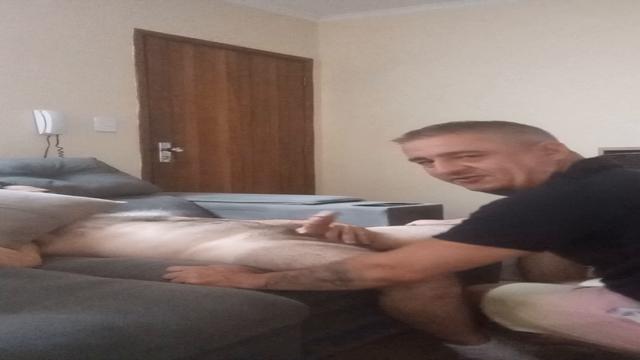 O macho deu aquela escapada, e veio pra ser mamado n...
