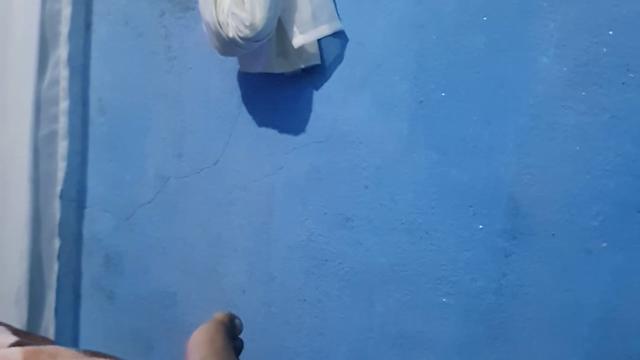 Magrelozo punhetando na camisinha