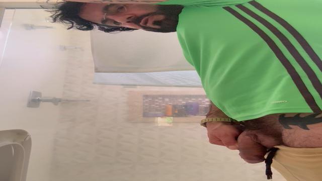 Gosta de ver macho mijando? Então olha!