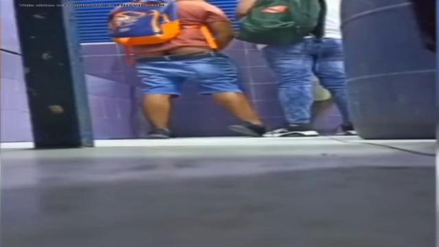 Pegacao e chupadas entre os machos de do banheiro   ...