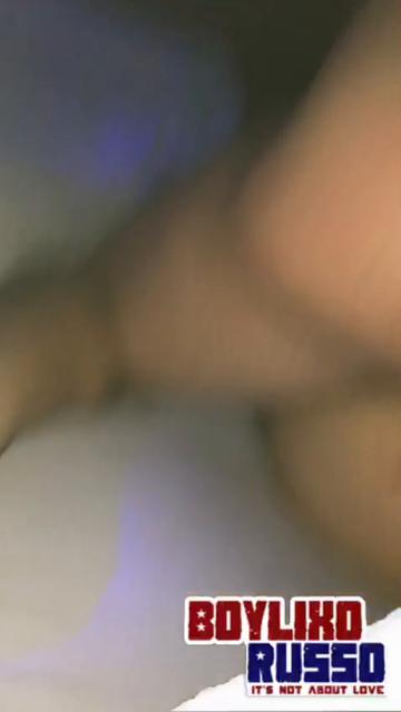 Metendo no cuzinho do novinho