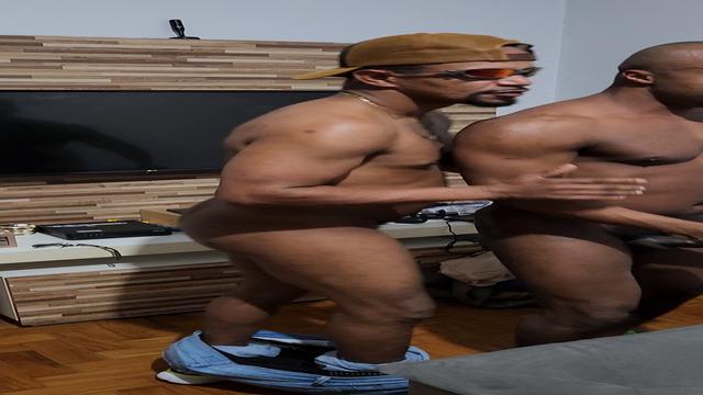 Gravando meu amigo língua o cu do moreno sedento por...