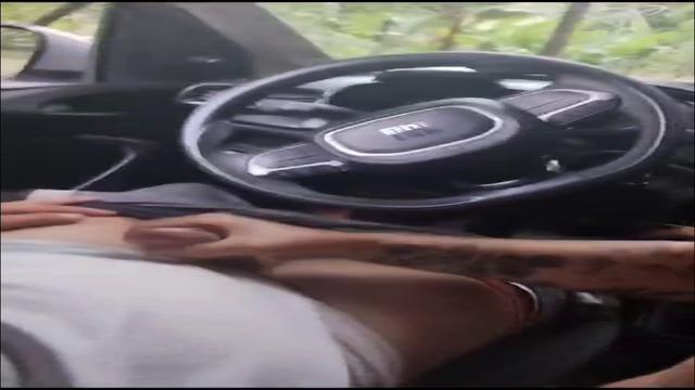 O motorista de aplicativo paro o carro no meio do ma...