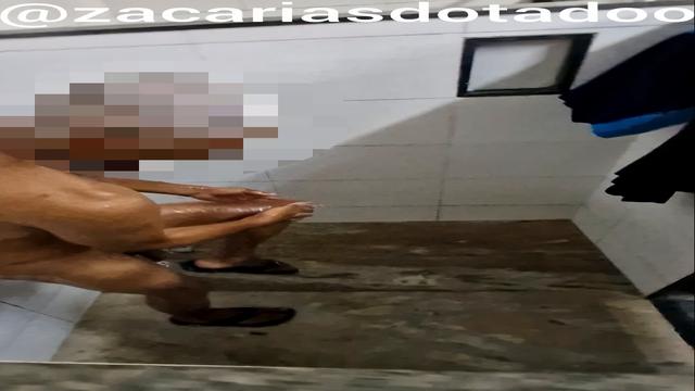 BANHO NO POSTO DE COMBUSTÍVEL COM AJUDANTE DE 26 CMS