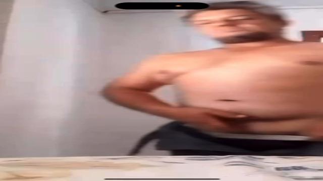 Maduro fazendeiro 48 anos batendo punheta mas a mulh...