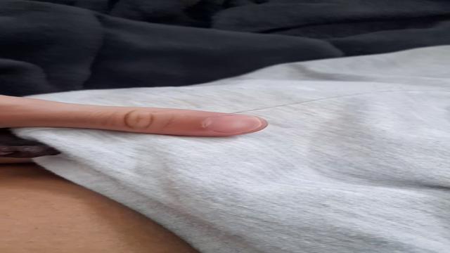 Novinho esperou o marido dormir para pegar no meu pau