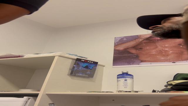 O coroa que está pedindo dinheiro pra comprar paçoca 
