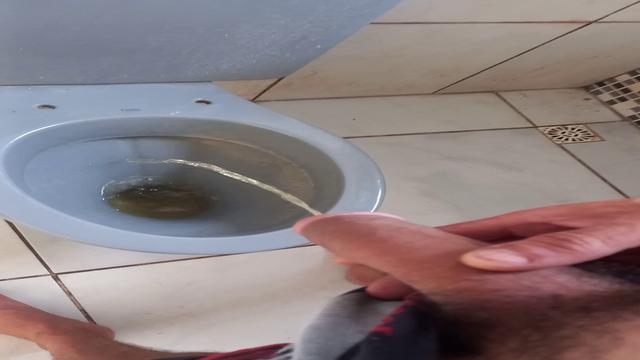 Mijando de pau duro depois de uma foda gostosa. 