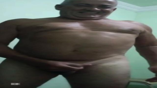 Esse coroa parece que vai dar um treco quando tá goz...