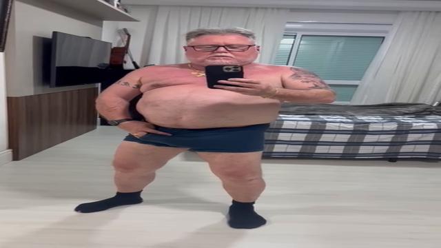 Paizão coroa parrudo bem safado tem vários fetiches ...