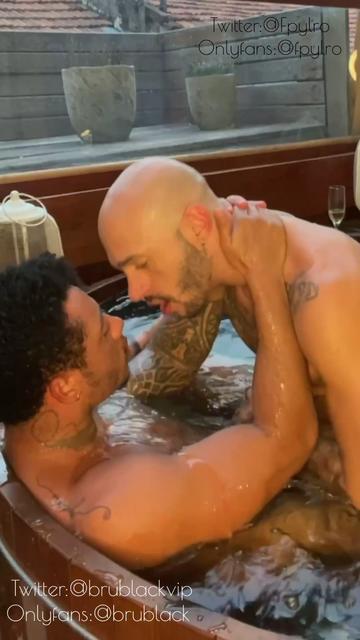 Comendo Fyplro gostoso no ofurô 