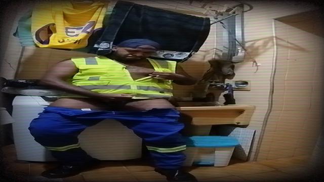 Meu colega de alojamento enfiando pinto de Borracha ...