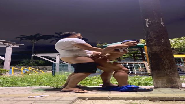 Fudendo na praça pública 