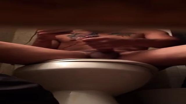 Tatuado gostoso batendo uma até gozar no banheiro 