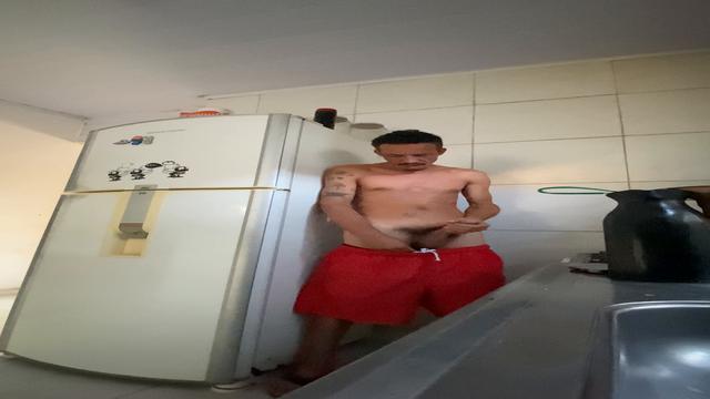 Enquanto a água do café ferve e a família dorme, eu gozo. 