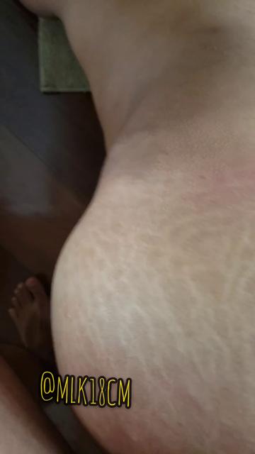 Preparando o rabo antes de meter