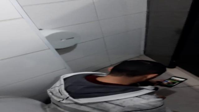 Part 3 gozada do carinha batendo uma no banheiro 