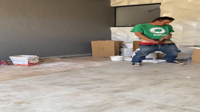 Gozando na obra do cliente. 