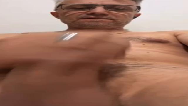 Coroa engenheiro 50 anos lindinho gostoso batendo até sair leitinho bem safadinho também 