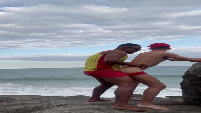 374 - Guarda vidas fudendo na praia