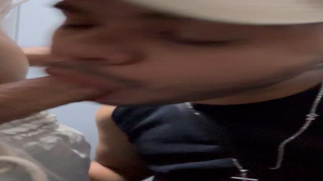 Mamando novinho no banheiro da balada 