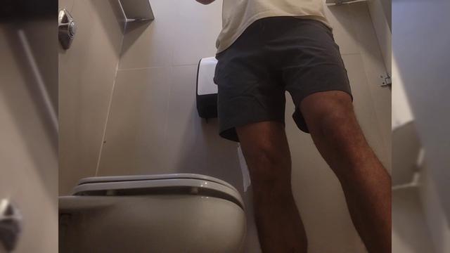 73 - Casado punhetando e procurando putaria no Shopping
