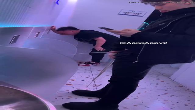 Flagras de machos Mijando em banheiro Pubiico