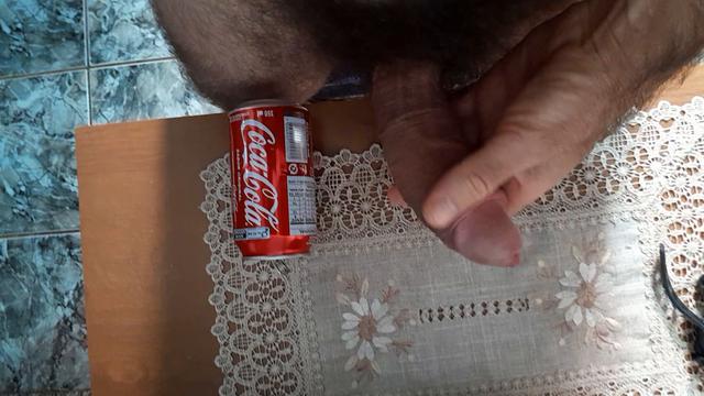  1 - comparando meu pau com a lata de coca cola de 3...