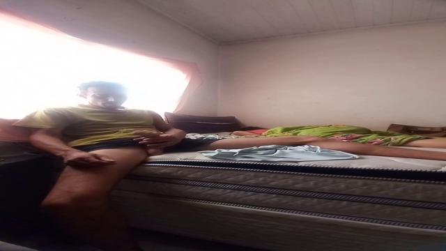 Enquanto ela dorme eu exibo minha pika pra vocês. 