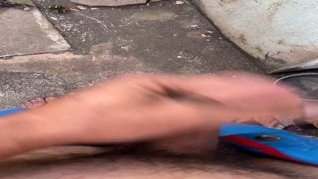 Gozando no quintal com a família toda em casa. 