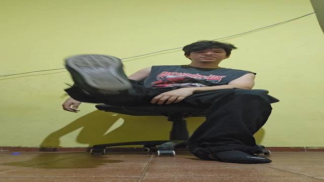 E de mlk novinho dominador mostrando os pés assim vc...