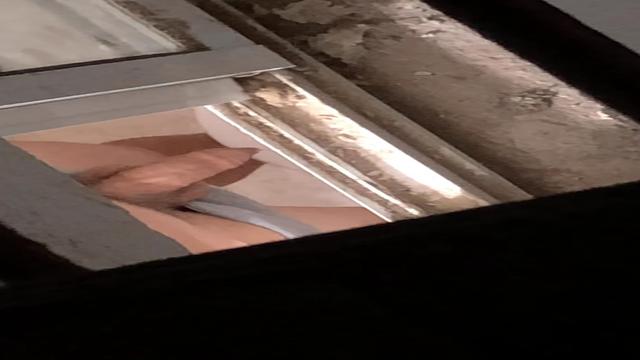 Vizinho novinho dando uma mijada