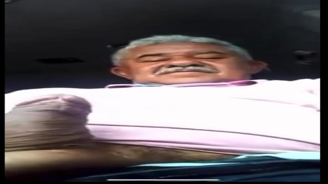Coroa de bigode 59 anos taxista mostrando a rola den...