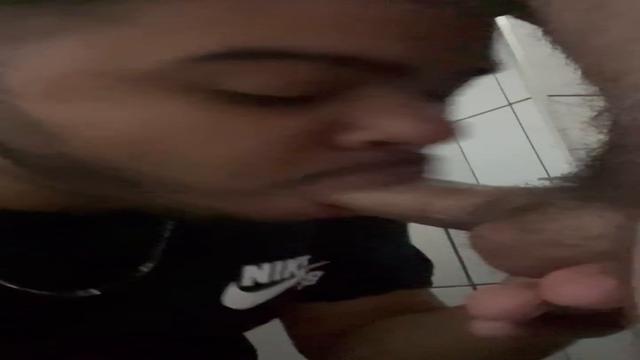 Mamando no banheiro da faculdade 