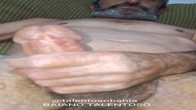 HOJE ENCONTREI ESSE COROA JARDINEIRO, ELE JA ESTAVA ...