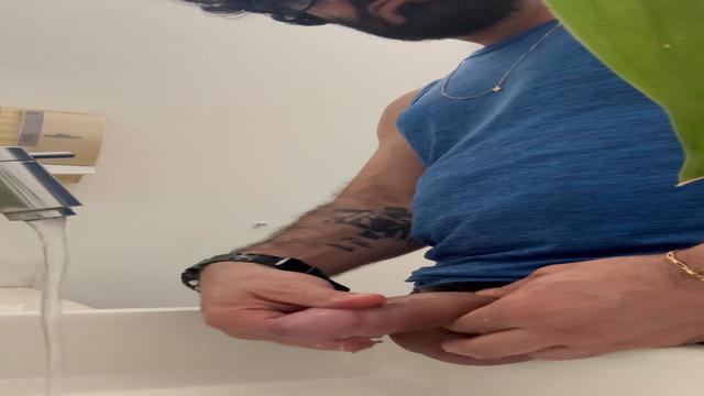 Já lavou o pau na pia? Quem nunca né?