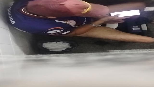 Batendo punheta no banheiro da rodoviária
