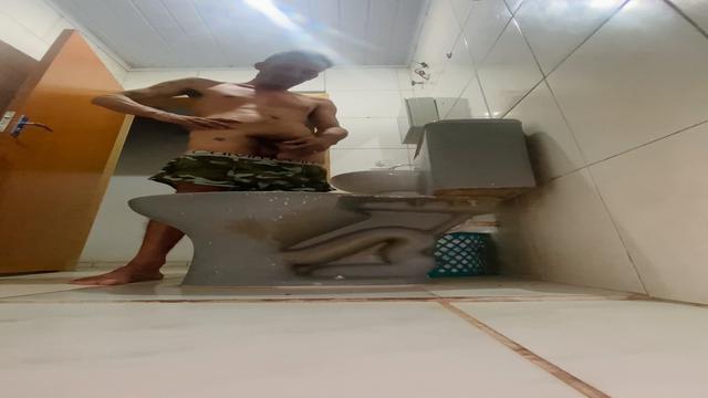 Acordei pra mijar de madrugada de pau duro