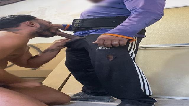 Uma rapidinha com o pedreiro, uma pena que ele goza ...