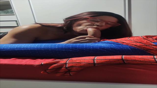 SUCKLING SPIDER-MAN PAUZUDO