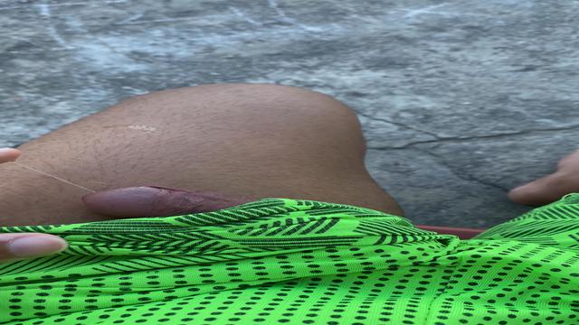 brincando com minha pica babona na frente de casa?