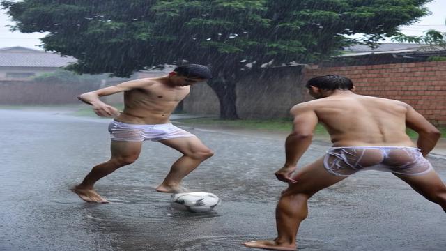 Jogando um fut molhadinho
